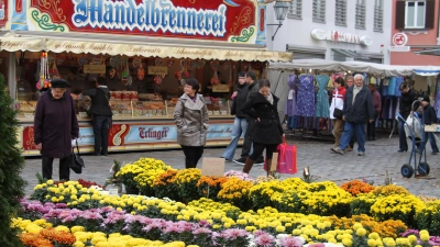 <b>Grabgestecke,</b> Schnittblumen und Blumenarrangements werden am Sonntag auf dem Aichacher Stadtplatz verkauft. (Foto: Erich Hoffmann)