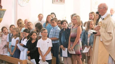 Der Kinder- und Jugendchor   unter Angelika Schreyer sang für Pfarrer Michale. 	Foto: Rainer Hora (Foto: Rainer Hora)
