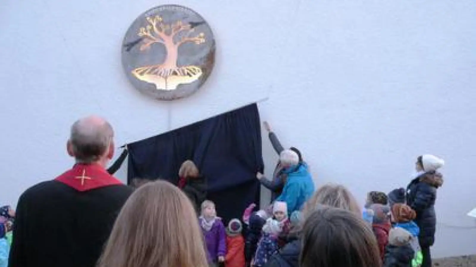Ein Baum , getragen von zwei Händen, symbolisiert die Kindertagesstätte. 	Foto: Andreas Alt (Foto: Andreas Alt)