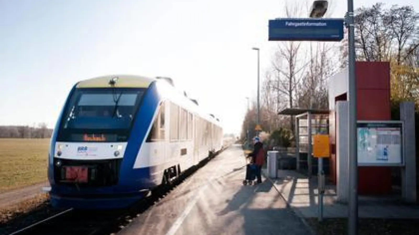 Und er hält doch:   Auch wenn die Anzeigentafel etwa anderes verkündet, wird der Obergriesbacher Bahnhof angefahren.	Foto: Maximilian Glas (Foto: Maximilian Glas)