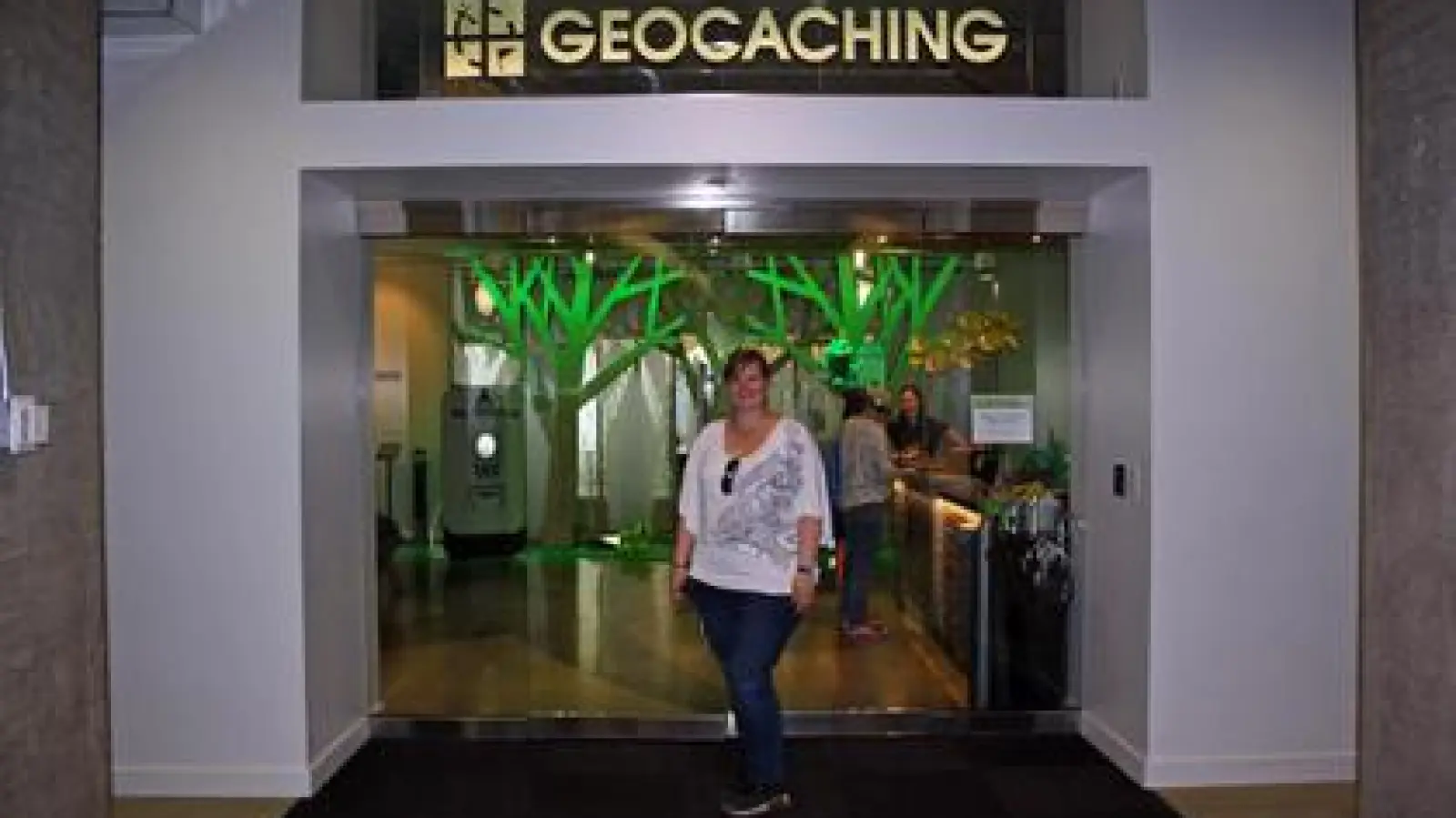 Im Zuge einer USA-Tour  erfüllte sich Sandra Hauptmann aus Aichach einen Traum und besuchte das Geocaching-Hauptquartier in Seattle, dem Firmensitz von Groundspeak, dem Unternehmen, das sich hinter geocaching.com verbirgt.	Fotos: privat (Fotos: privat)