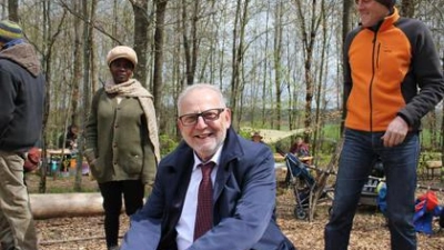 Bürgermeister Klaus Habermann   nahm bei der Einweihungsfeier des Waldkindergartens Aichhörnchenkobel Platz auf einem Baumstamm.