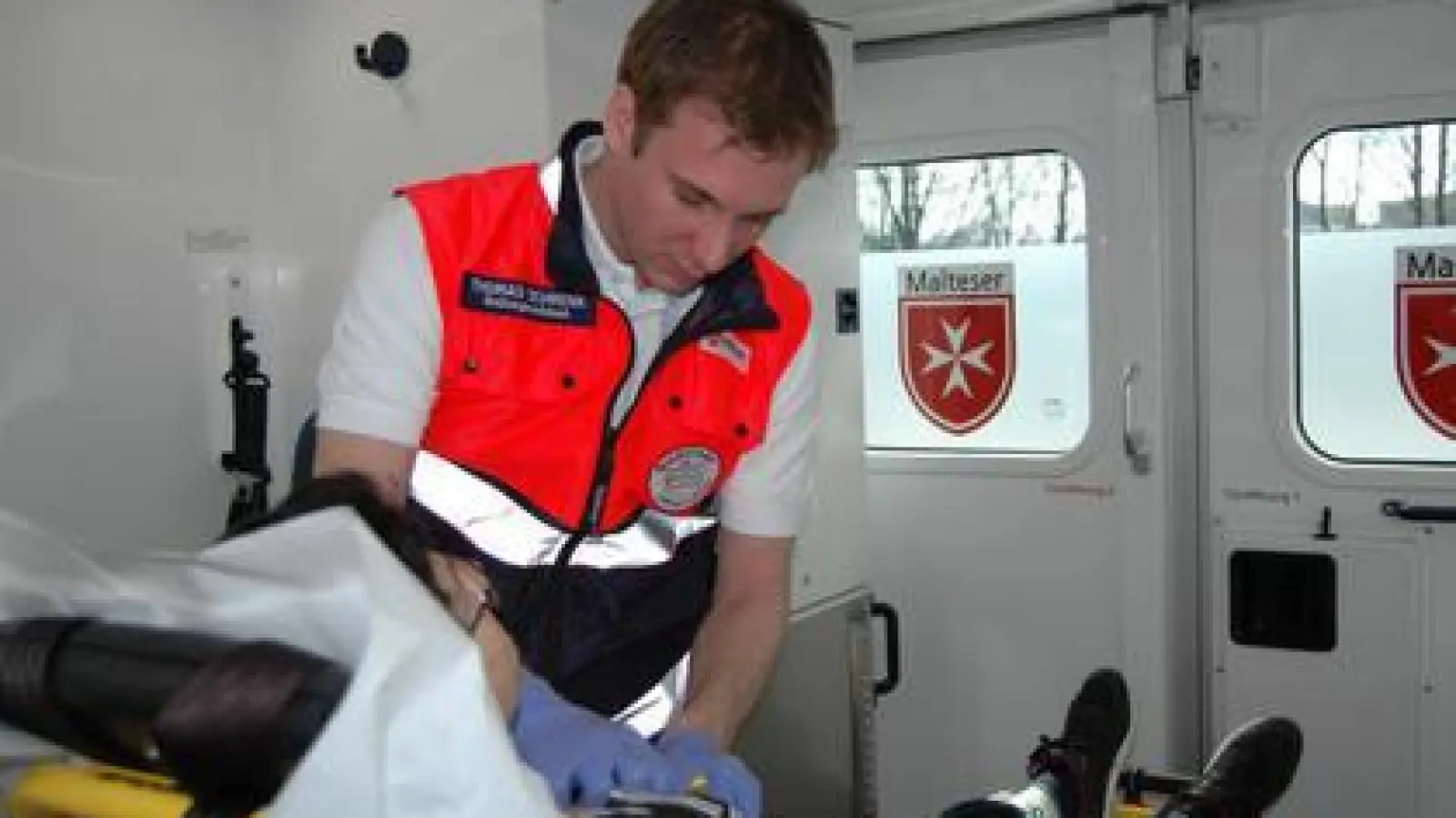 Rettungsassistent Thomas Schrenk   versorgt im Krankenwagen die Patienten.	Fotos: Kristin Deibl (Fotos: Kristin Deibl)