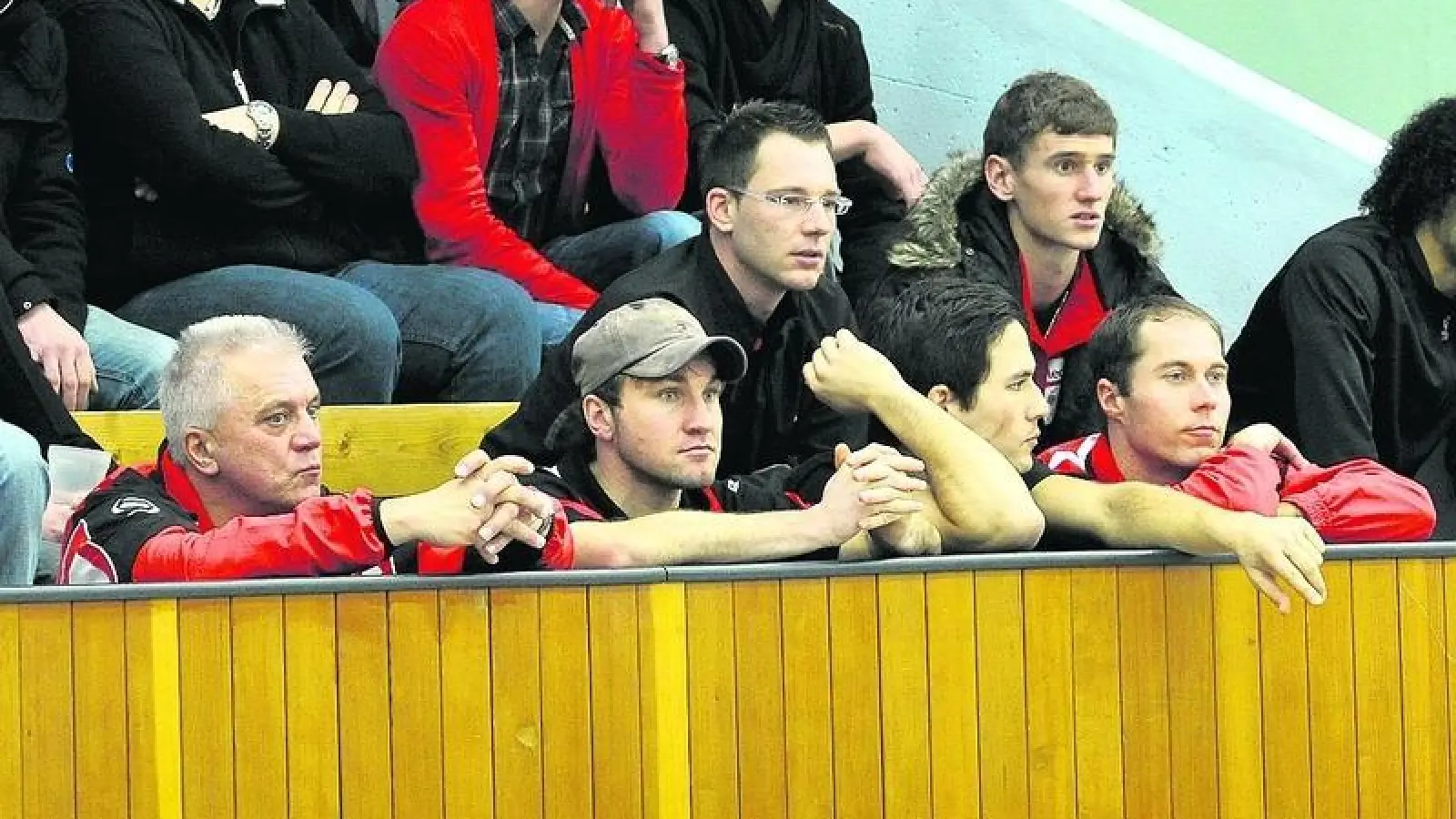 &lt;p&gt; &lt;x_bildunterschr&gt; &lt;b&gt;Tristesse auf der Tribüne.  &lt;/b&gt;Aindlings Fußballer konnten früher, als ihnen lieb war, dem Spielbetriebsvorsitzenden Josef Kigle (links) auf der Tribüne Gesellschaft leisten: (vorne von rechts) Thomas Geisler, Max Mies, Michael Zerle sowie (hinten von rechts) Simon Knauer und Tobias Hellmann. &lt;tab/&gt;Fotos: Kerpf &lt;/x_bildunterschr&gt; &lt;/p&gt;