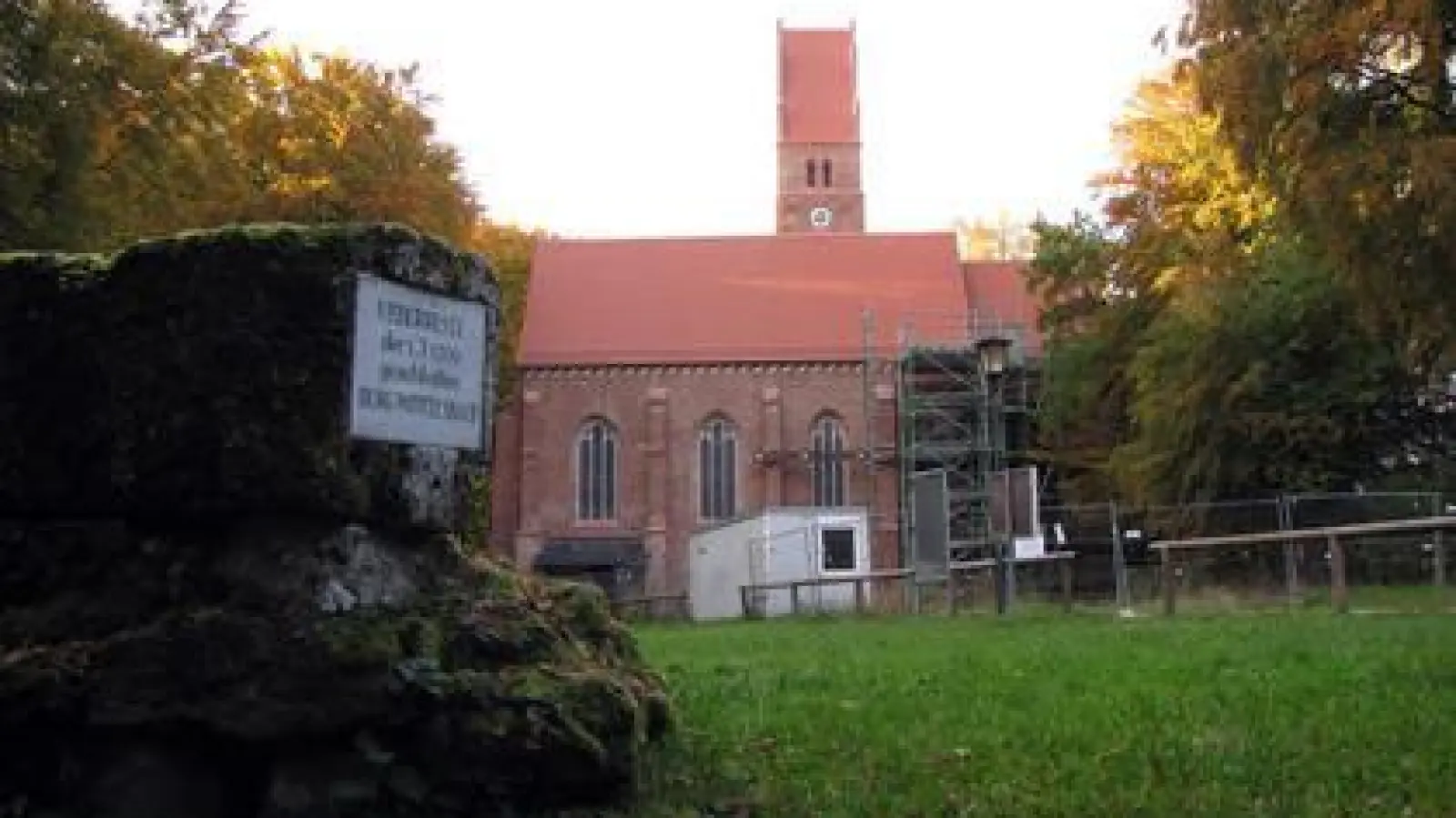 Die laufende Sanierung  der Burgkirche in Oberwittelsbach hat einen Dämpfer bekommen. Unerwartet große Schäden am Gewölbe des historischen Gemäuers bereiten den Experten Kopfzerbrechen. Der Zeitplan ist nicht mehr zu halten.	Foto: Robert Edler (Foto: Robert Edler)