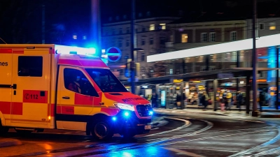 Ein betrunkener und leicht verletzter Mann hat am Augsburger Königsplatz Einsatzkräfte attackiert. (Symbolfoto: mjt)