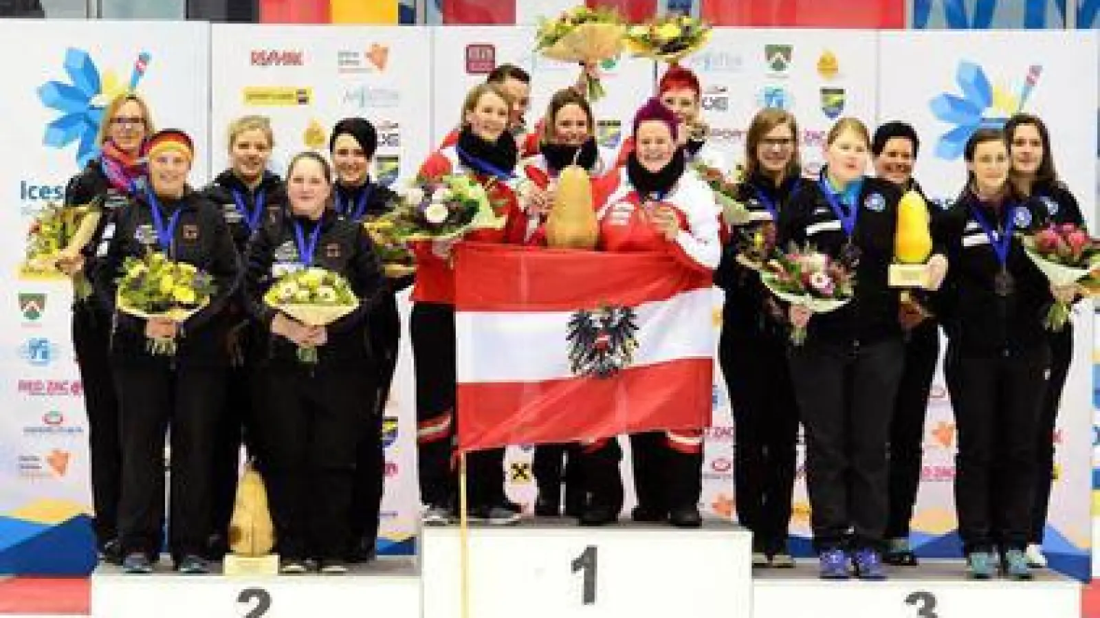Regina Gilg   (links in der Mitte) holte bei der Weltmeisterschaft mit dem deutschen Team Silber im Mannschaftsspiel.	Fotos: Albert Kamhuber (Fotos: Albert Kamhuber)