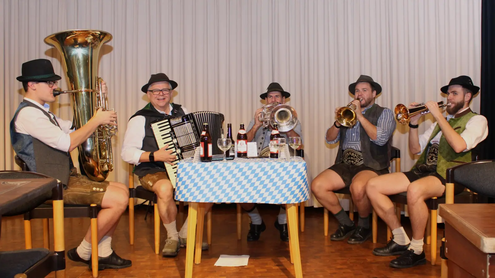 <b>Großartige Volksmusikgruppen,</b> wie die Wirtshausmusikanten aus Brixlegg, sorgten beim bayerischen Hoagarten in Aichach für einen gelungenen musikalischen Abend. <br> (Fotos: Xaver Ostermayr)