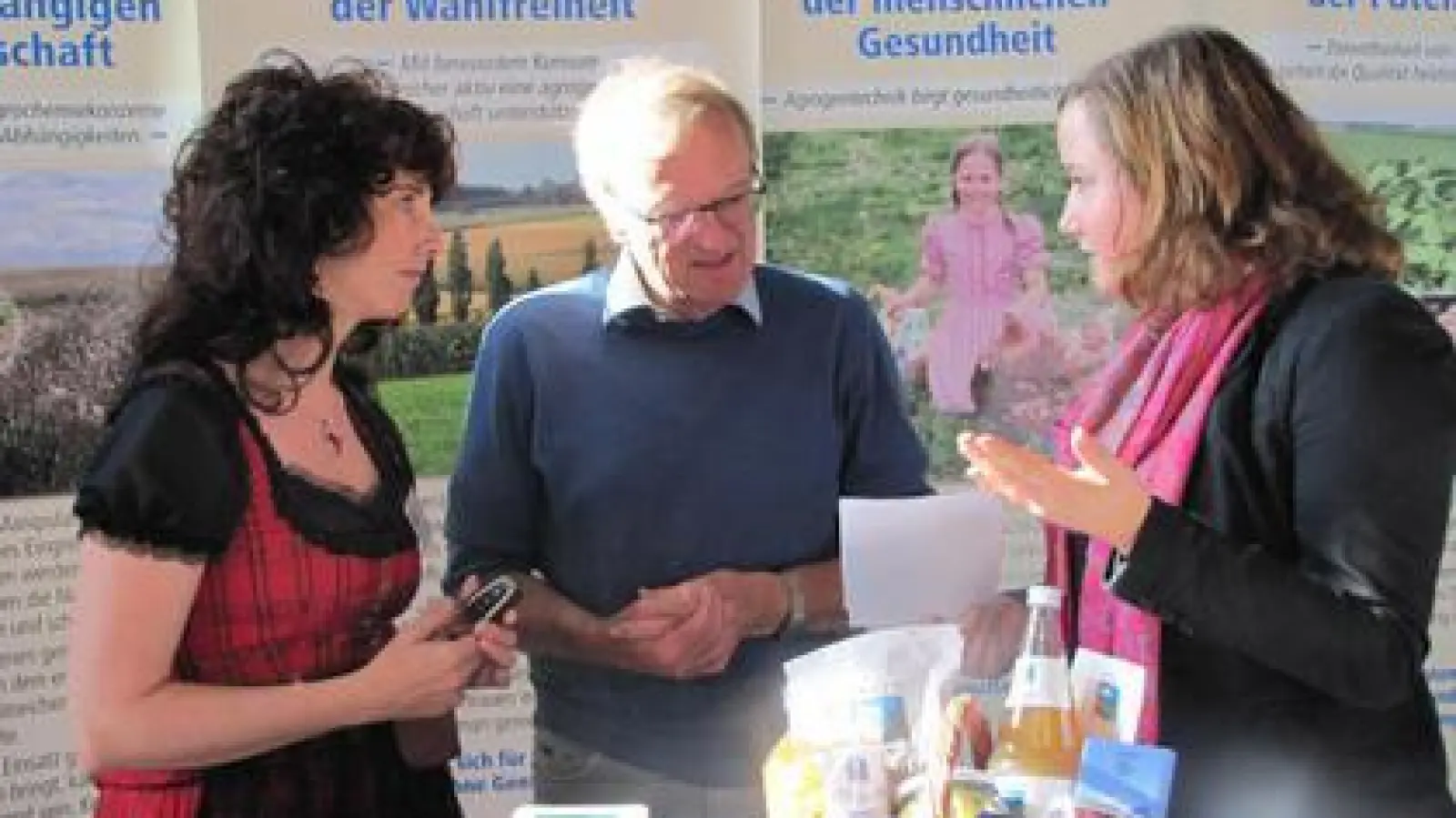 Am Tag der Regionen  war auch die Solidargemeinschaft Dachauer Land mit der Vorsitzenden Michaela Steiner (links) vertreten, die sich für gentechnikfreie Nahrungsmittel engagiert.	Foto: Franz Hofner (Foto: Franz Hofner)