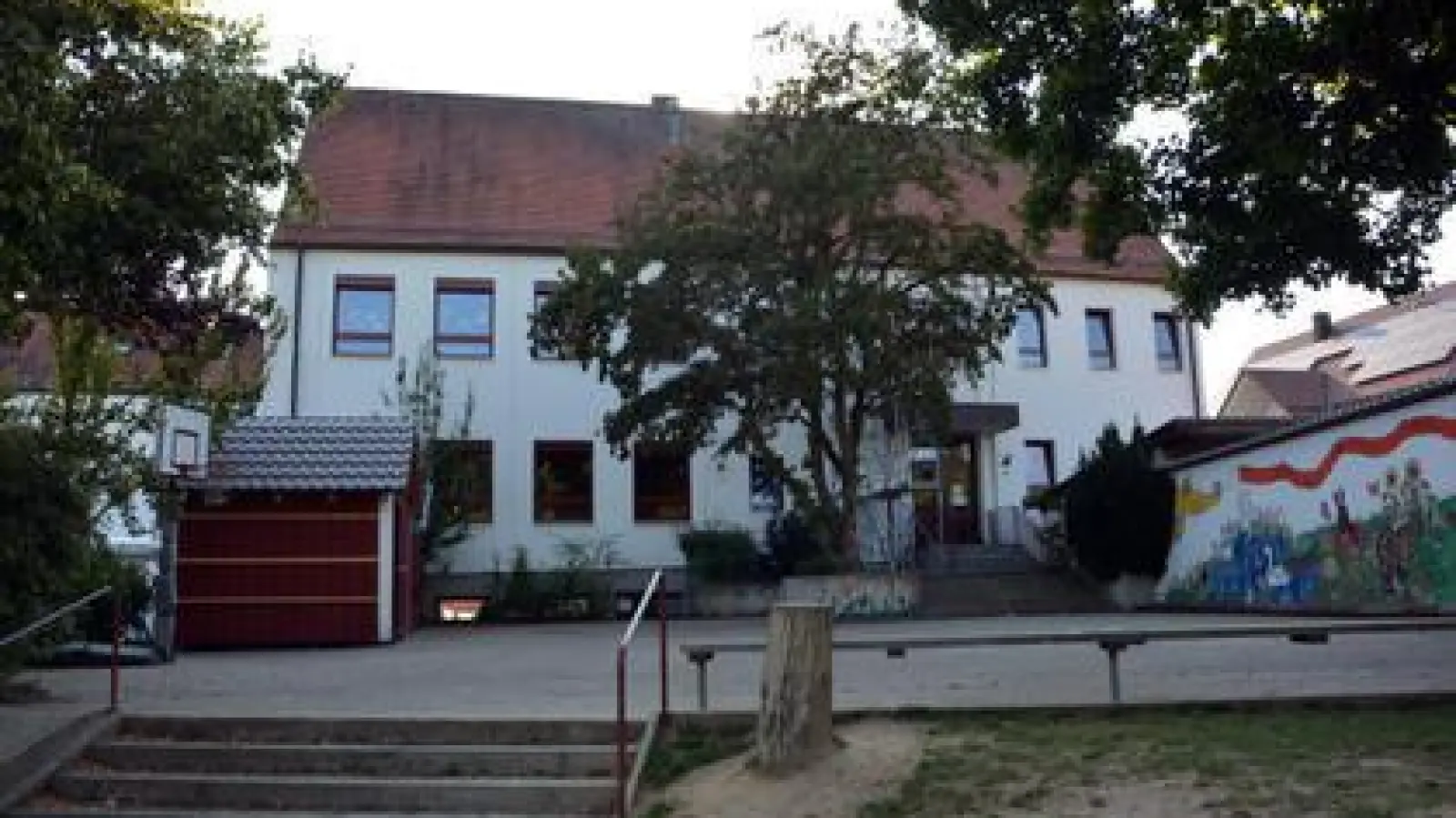 An der Schiltberger Grundschule  könnte im Bereich des Pausenhofs ein Anbau entstehen. Diesen würde die Regierung mit 50 Prozent der Kosten fördern. 	Foto: Sabrina Rauscher (Foto: Sabrina Rauscher)