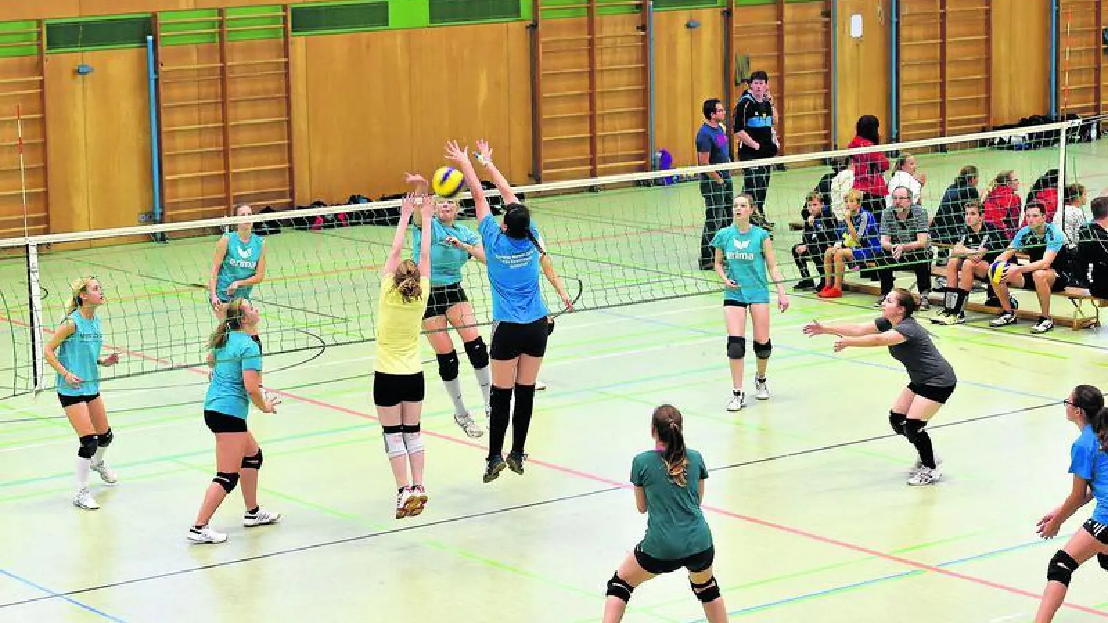&lt;p&gt; &lt;x_bildunterschr&gt; &lt;b&gt;Die Aichacher Vierfachhalle war am Wochenende &lt;/b&gt; fest in der Hand der Volleyballer. 30 Mannschaften nahmen am traditionellen Herbstturnier teil. Bei den Damen gewann in der Leistungsklasse A der TSV Inchenhofen (hinten) das Spiel um Platz drei gegen den TSV Ebermergen.  Foto: Siegfried Kerpf &lt;/x_bildunterschr&gt; &lt;/p&gt;