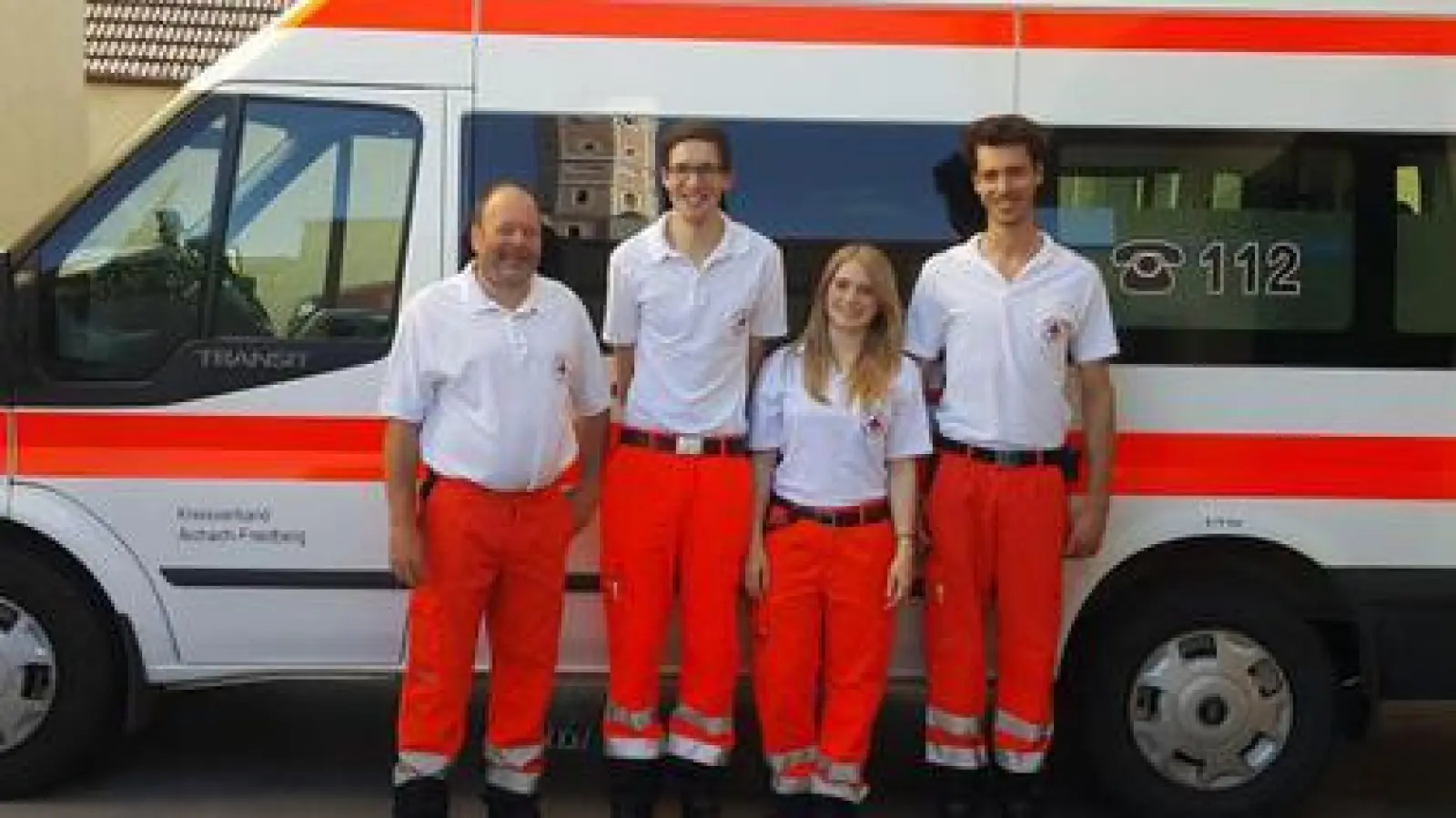 Roman Schoder   (Zweiter von links) absolvierte zusammen mit Magdalena Hasmüller und Jonas Grünewald (rechts daneben) den Bundesfreiwilligendienst bei der Aichacher Rettungswache. Links Wachleiter Konrad Kormann.
