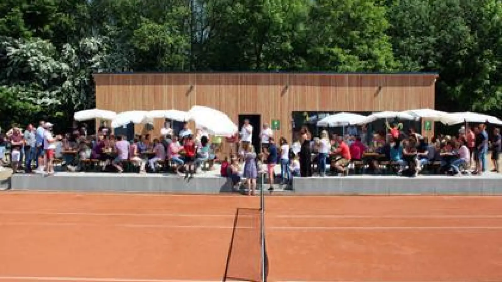 Über das neu errichtete Tennisheim  auf der Sportanlage in Adelzhausen freuen sich die Mitglieder. Da die Tennisabteilung gleichzeitig 30-jähriges Bestehen feiert, wurde ein Bastelwettbewerb ausgerufen, für den Kinder 70 Tennisbälle kreativ gestalteten.	Foto: Peter Haug (Foto: Peter Haug)