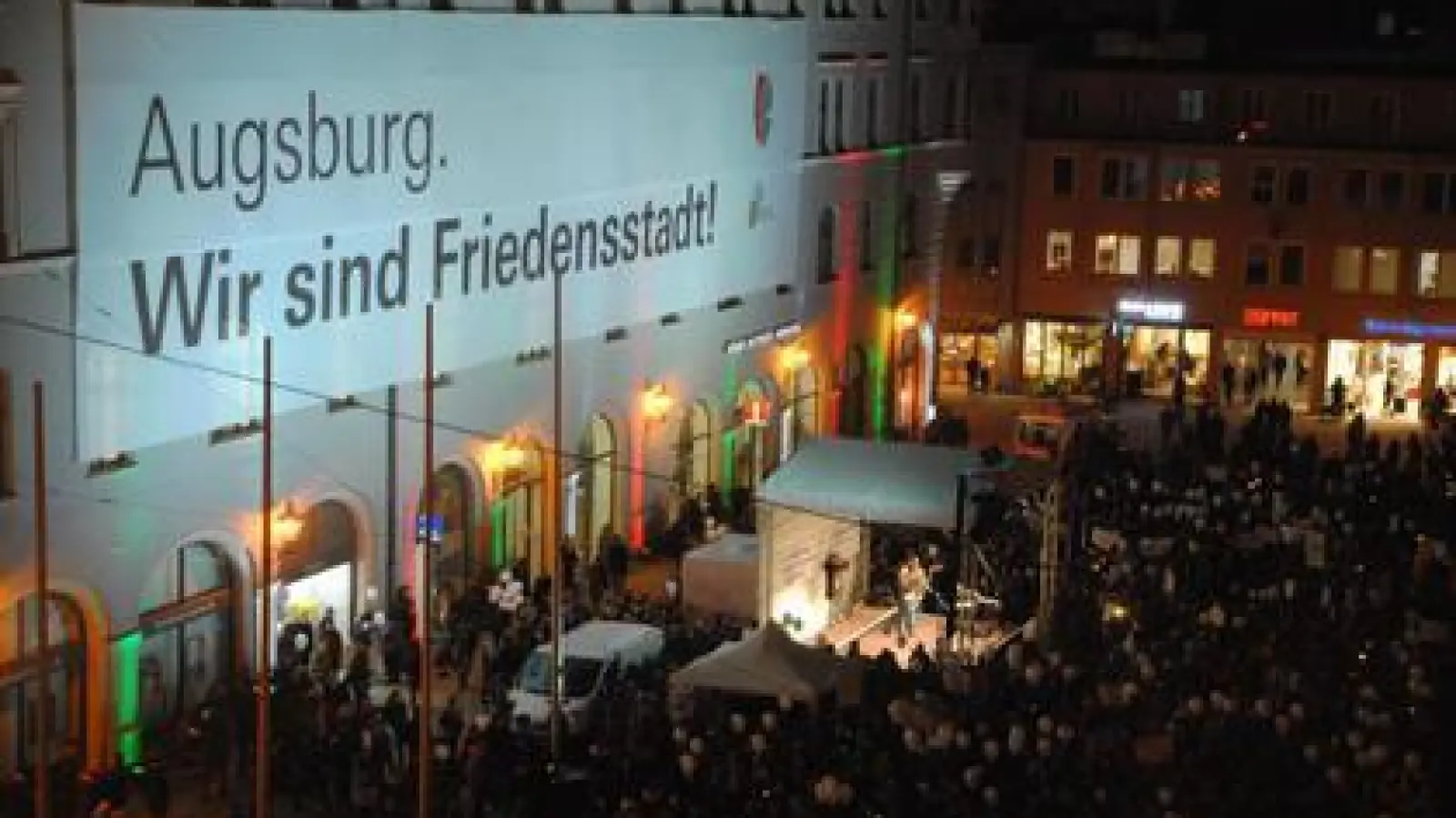 Protest gegen die AfD: Bereits vor rund zwei Jahren versammelten sich mehrere tausend Augsburger anlässlich Frauke Petrys Besuch in der Fuggerstadt. Unter dem Motto „Wir sind Friedensstadt” stellten sie sich gemeinsam gegen die AfD. (Foto: Markus Höck)
