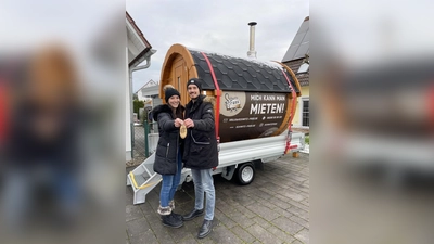 Raphael Rupprecht und Sina Ganzenmüller   vermieten eine mobile Sauna. Das „Schwitz-Fass” hat einen Durchmesser von zwei Metern und eine Länge von 2,40 Metern.	Fotos: Schwitz-Fass (Fotos: Schwitz-Fass)