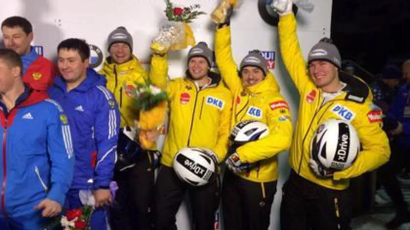 Matthias Kagerhuber   (von rechts) jubelt mit seinen Teamkollegen Christian Rasp, Sebastian Mwronka und Pilot Johannes Lochner über den dritten Platz beim Viererbob-Weltcup in Kanada.	Foto: privat (Foto: privat)