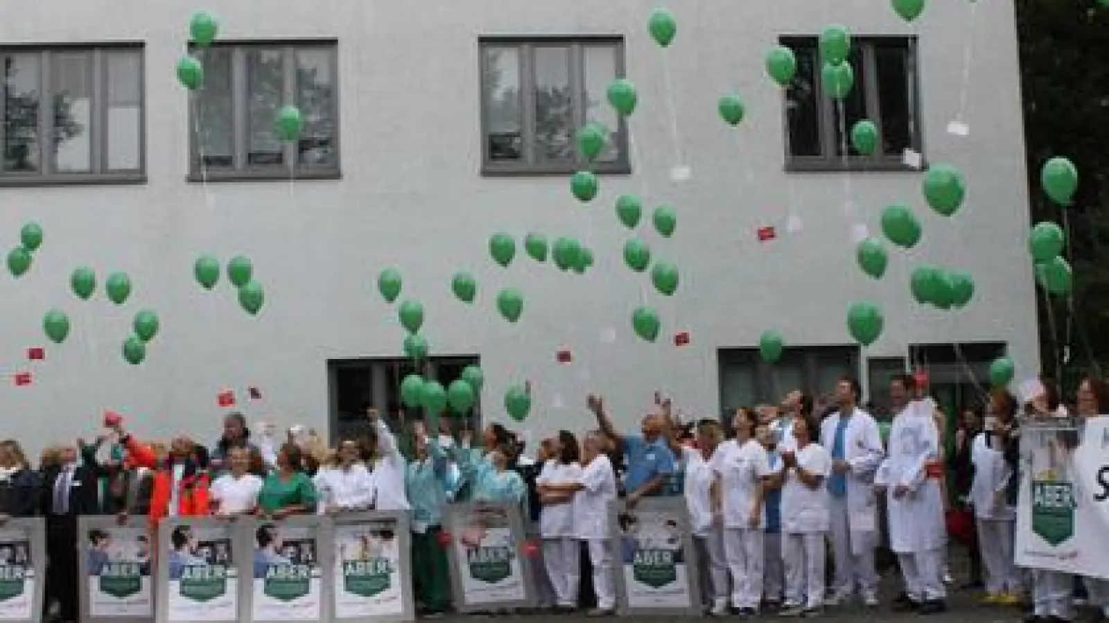 Mit der Protestaktion „Wir gehen in die Luft”   demonstrierten rund Hundert Klinikmitarbeiter In Aichach gegen die Krankenhausreform.	Foto: Thomas Winter (Foto: Thomas Winter)