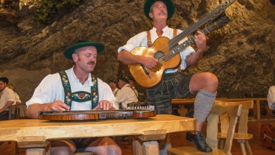 <b>Das Hornsteiner Duo</b> aus Garmisch gehört zu den Gruppen, die beim Hoagarten auftreten.  (Foto: Emanuel Nöhmeier)