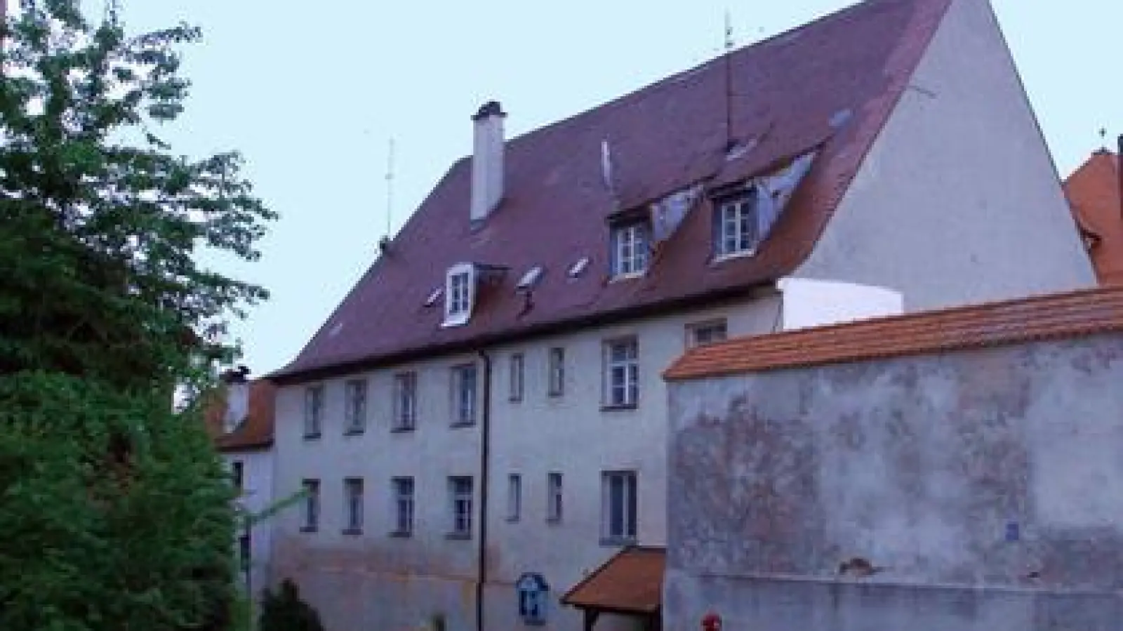 Zu teuer ist der Mehrheit  des Altomünsterer Gemeinderats die Sanierung der 300 Jahre alten „ganz oiden Schui”. Nun wurde das Projekt gestoppt.	Foto: Horst Kramer (Foto: Horst Kramer)