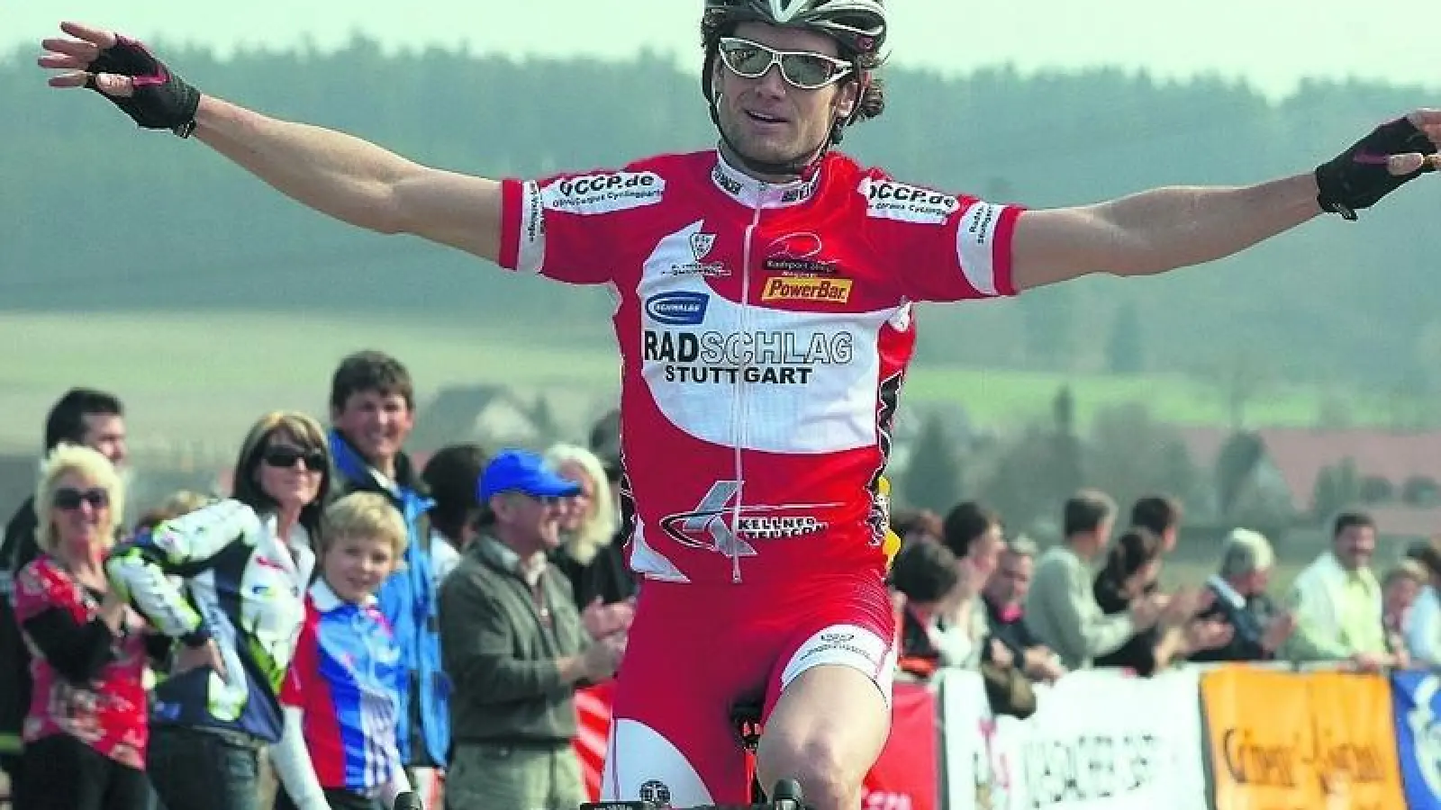 &lt;p&gt; &lt;x_bildunterschr&gt; &lt;b&gt;Erik Hoffmann &lt;/b&gt; fuhr als Erster über die Ziellinie. Der in der namibischen Hauptstadt Windhoek geborene Radfahrer, der 2008 für das südwestafrikanische Land bei den Olympischen Spielen in Peking startete, gewann mit deutlichem Vorsprung den Aichacher Frühjahrsstraßenpreis. &lt;tab/&gt;Fotos: Baur &lt;/x_bildunterschr&gt; &lt;/p&gt;