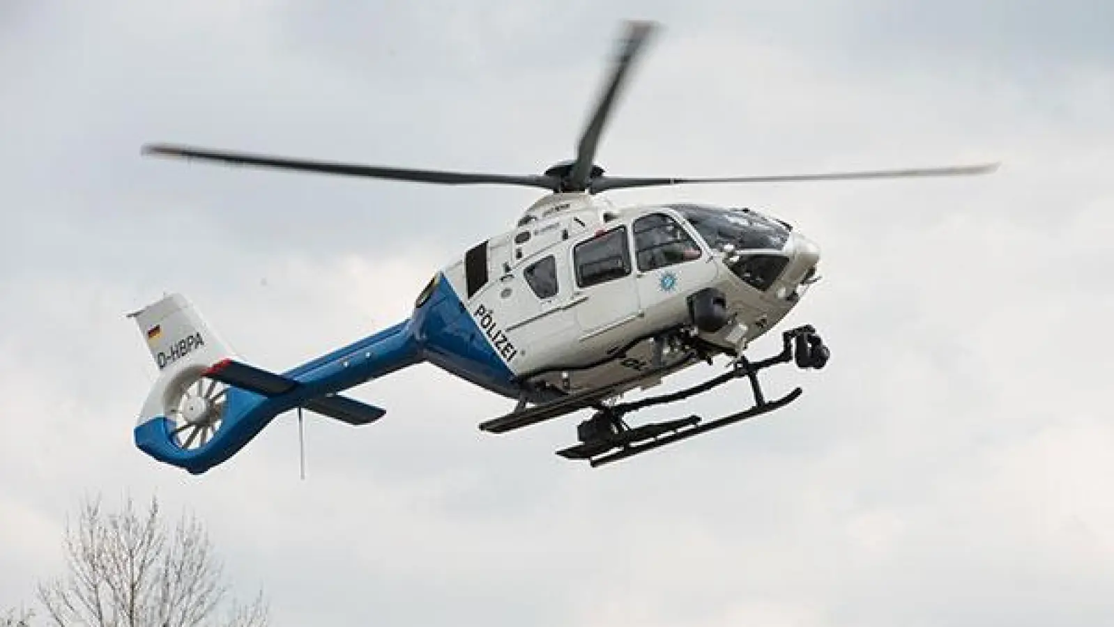 Auch ein Hubschrauber der Polizei war bei der Suchaktion im Einsatz. (Symbolfoto: Bayerische Polizei)