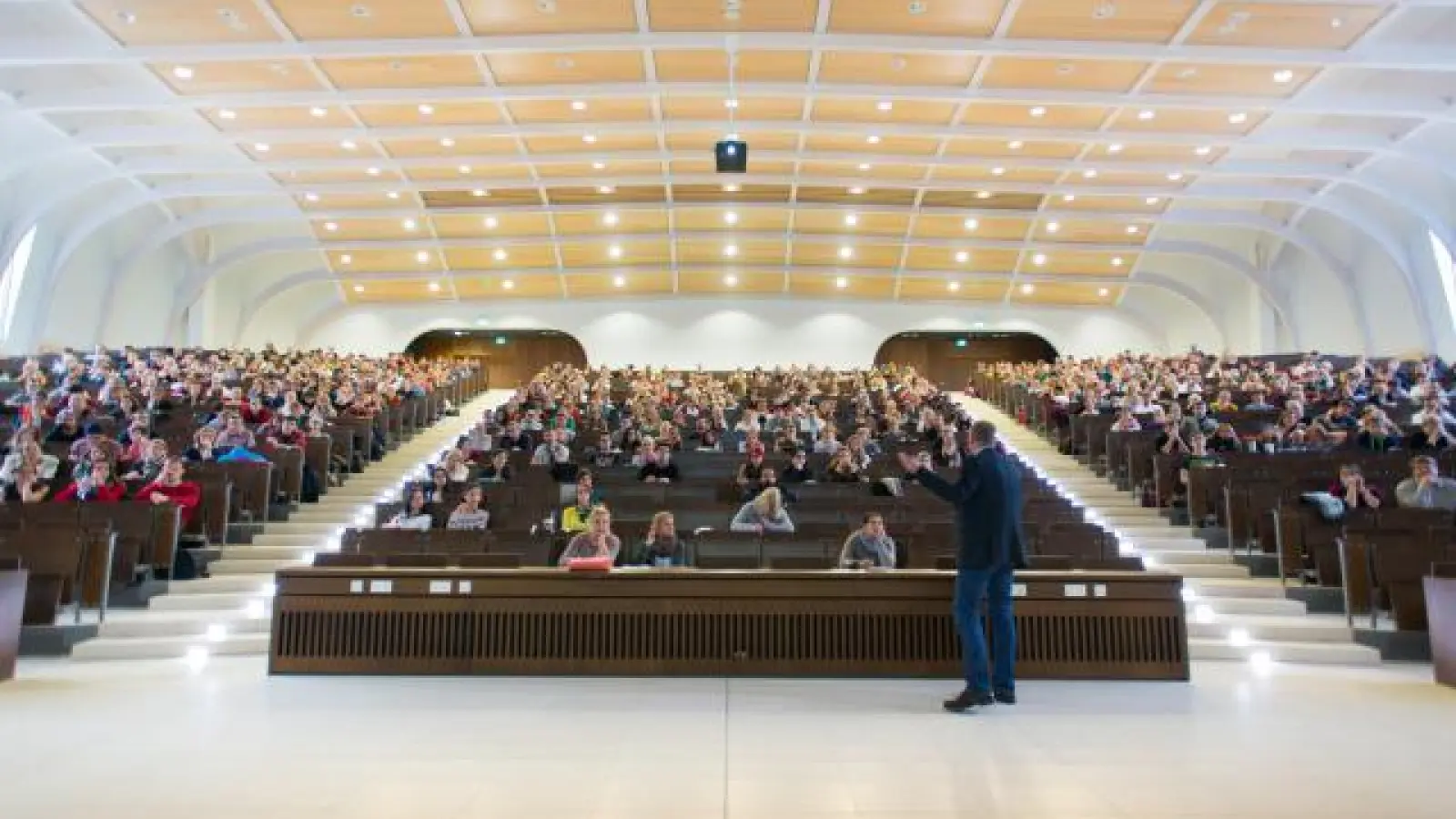 Ein Hörsaal der Ludwig-Maximilians-Universität in München. Die Vorlesungen dort können nicht nur junge Studierende besuchen, sondern auch Gasthörer, die immatrikuliert sind. Mehr als 1200 Seniorenstudierende verzeichnete die LMU vergangenes Semester.