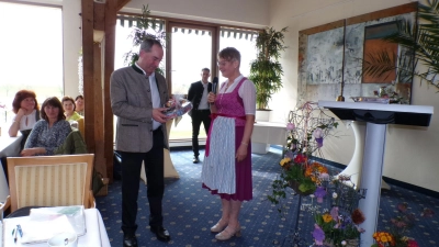 Wirtschaftsminister Hubert Aiwanger bekam ein Geschenkkörbchen von Heidi Patzelt für seinen Besuch beim Landfrauentag auf Gut Häusern.  (Foto: Gisela Huber)