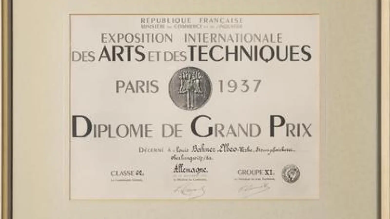 Urkunde zur Weltausstellung   1937 in Paris für die Strümpfe der Augsburger Firma Elbeo.	Foto: © tim-Sammlung Schödel (Foto: © tim-Sammlung Schödel)