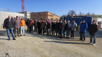 <b>Mit über 40 Interessierten</b> marschierte Hilgertshausens Gemeinde-Chef Markus Hertlein (links) über das Kläranlagen-Baustellengelände. (Foto: Josef Ostermair)