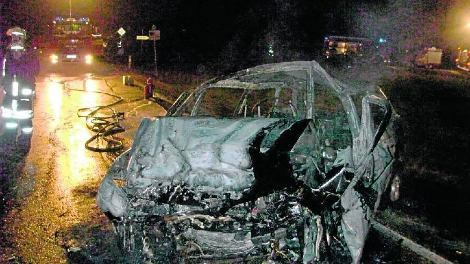 &lt;p&gt; &lt;x_bildunterschr&gt; &lt;b&gt;Vollständig zerstört  &lt;/b&gt;wurden diese beiden Autos bei einem Unfall zwischen Osterzhausen und Baar am Donnerstagabend. Ein 29-jähriger Alfa-Fahrer war bei der Abzweigung nach Heimpersdorf auf die Gegenfahrbahn geraten und in den Mini Cooper einer 29-jährigen Frau gekracht. Das Auto des Unfallverursachers war daraufhin in Flammen aufgegangen, doch sowohl er als auch die Frau konnten von Ersthelfern noch rechtzeitig aus den Wracks geborgen werden.  &lt;tab/&gt;Fotos: Schruff &lt;/x_bildunterschr&gt; &lt;/p&gt;