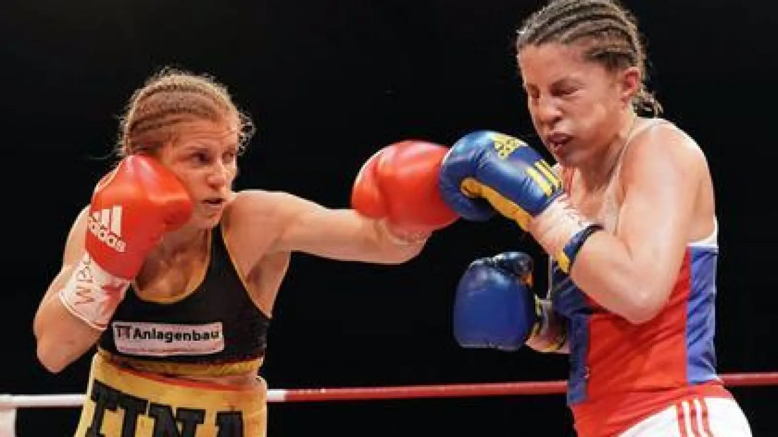 Diese Linke von „Tiny Tina”   hat eingeschlagen bei Anne Sophie da Costa. Die beiden Minimumgewichtlerinnen lieferten sich in Kühbach einen mitreißenden Weltmeisterschaftskampf.