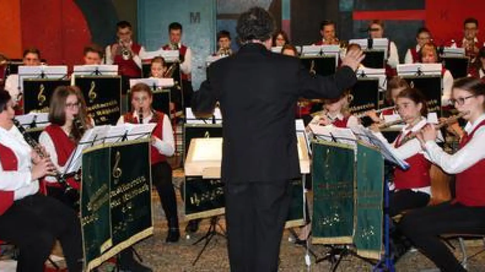 Ein Blick auf die Musiker  und Dirigent Joseph Rast beim Kühbacher Weihnachtskonzert, das am ersten Weihnachtsfeiertag in der Schulaula stattfand. 	Fotos: Josef Mörtl (Fotos: Josef Mörtl)