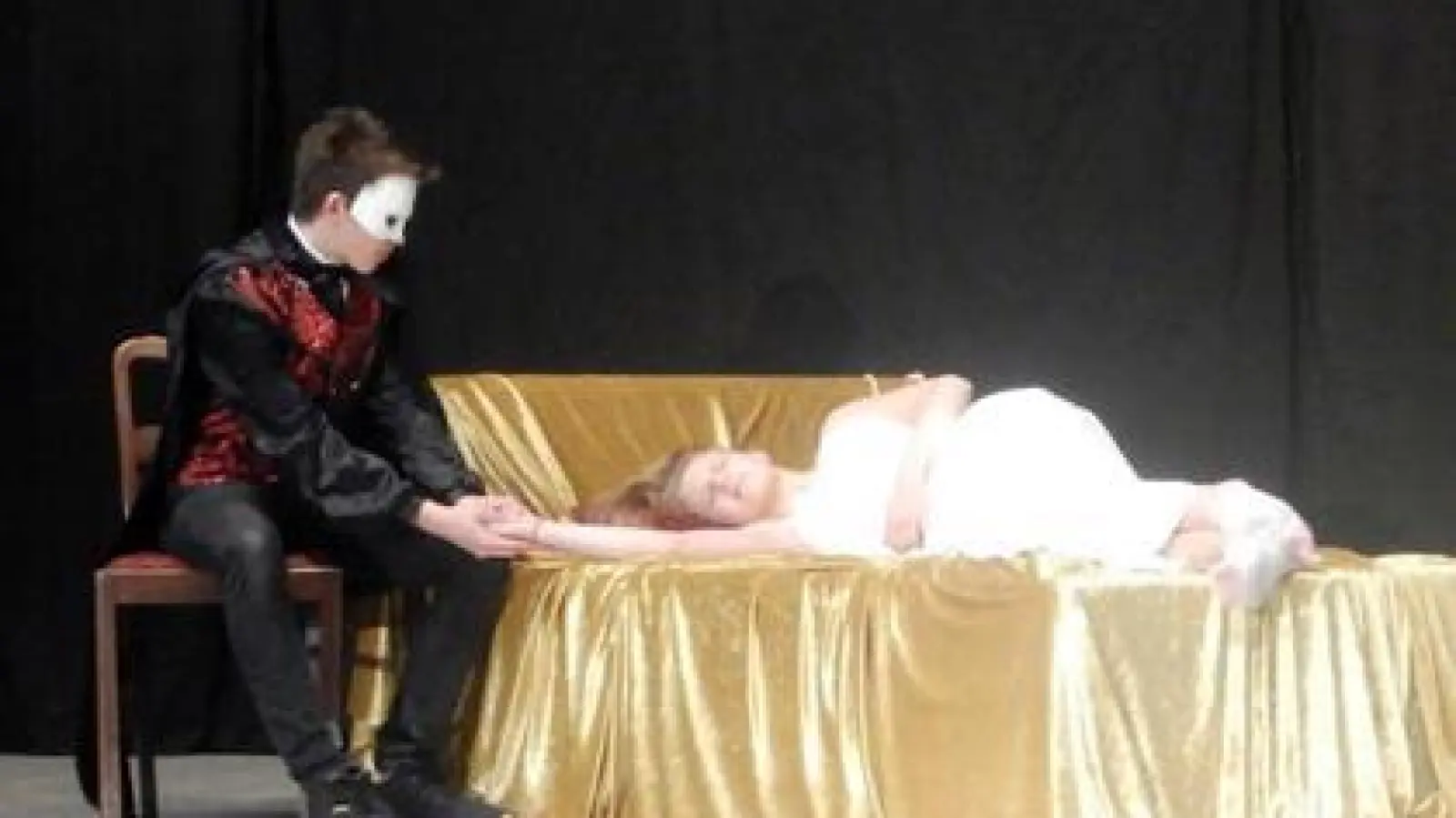 Das Phantom der Oper  , Erik, beobachtet die schlafende Christine Daaé, in die er unsterblich verliebt ist. 	Foto: Kristina Blum (Foto: Kristina Blum)