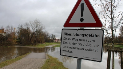 Der Wasserstand im Flutgraben zwischen Aichach und Unterschneitbach steigt weiter an. Für das Wochenende sind weitere Niederschläge vorausgessagt, die zu Hochwasser führen werden. (Foto: Wolfgang Glas)