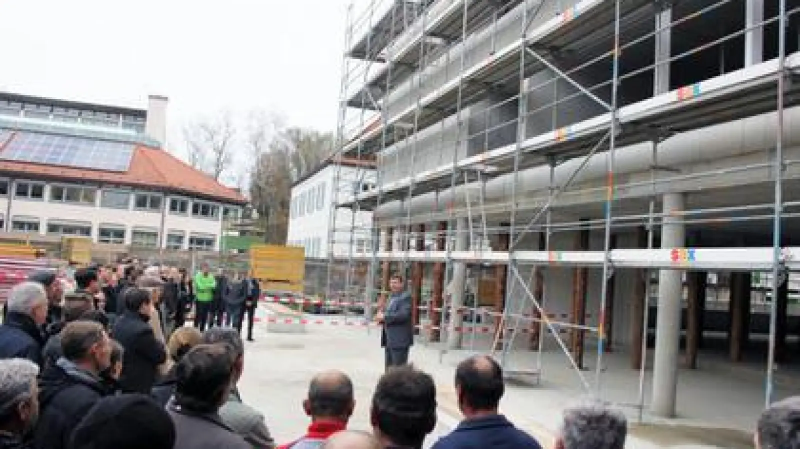 Der Landkreis Dachau   feierte Richtfest am Optimierungsbau des Ignaz-Taschner-Gymnasiums in der Kreisstadt. Dafür werden 20 Millionen Euro in die Hand genommen.	Foto: Franz Hofner (Foto: Franz Hofner)