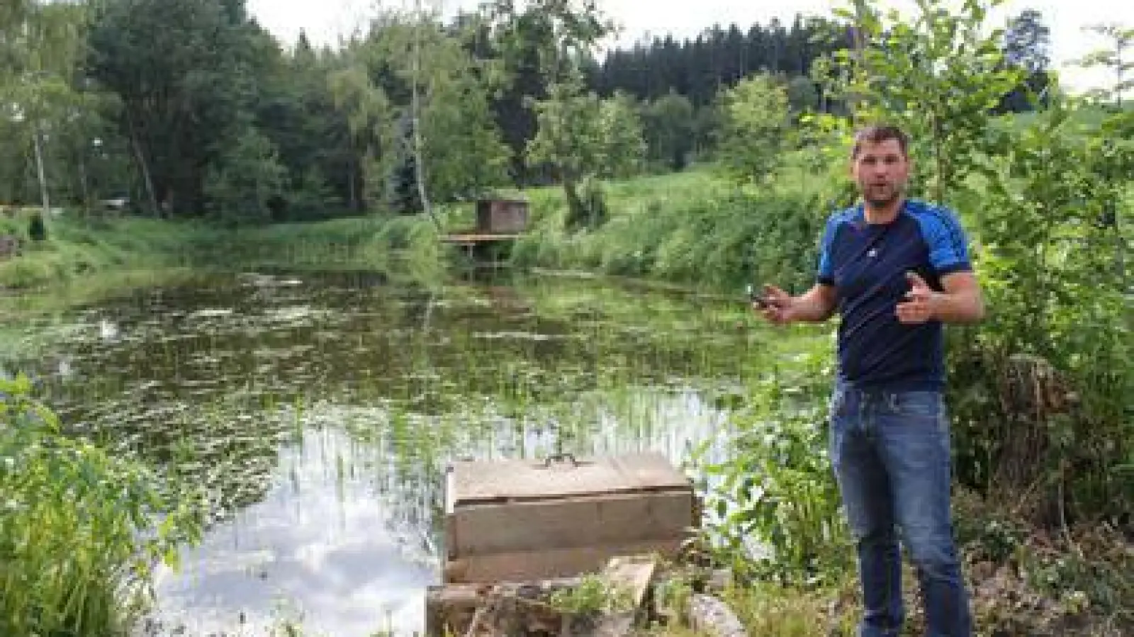 Peter Gerrer , Eigentümer des Weihers bei Heretshausen, erklärt wie er das Gewässer zu Jahresbeginn ausgebaggert hat, um es langfristig wieder nutzbar zu machen und mit Fischen zu besiedeln.