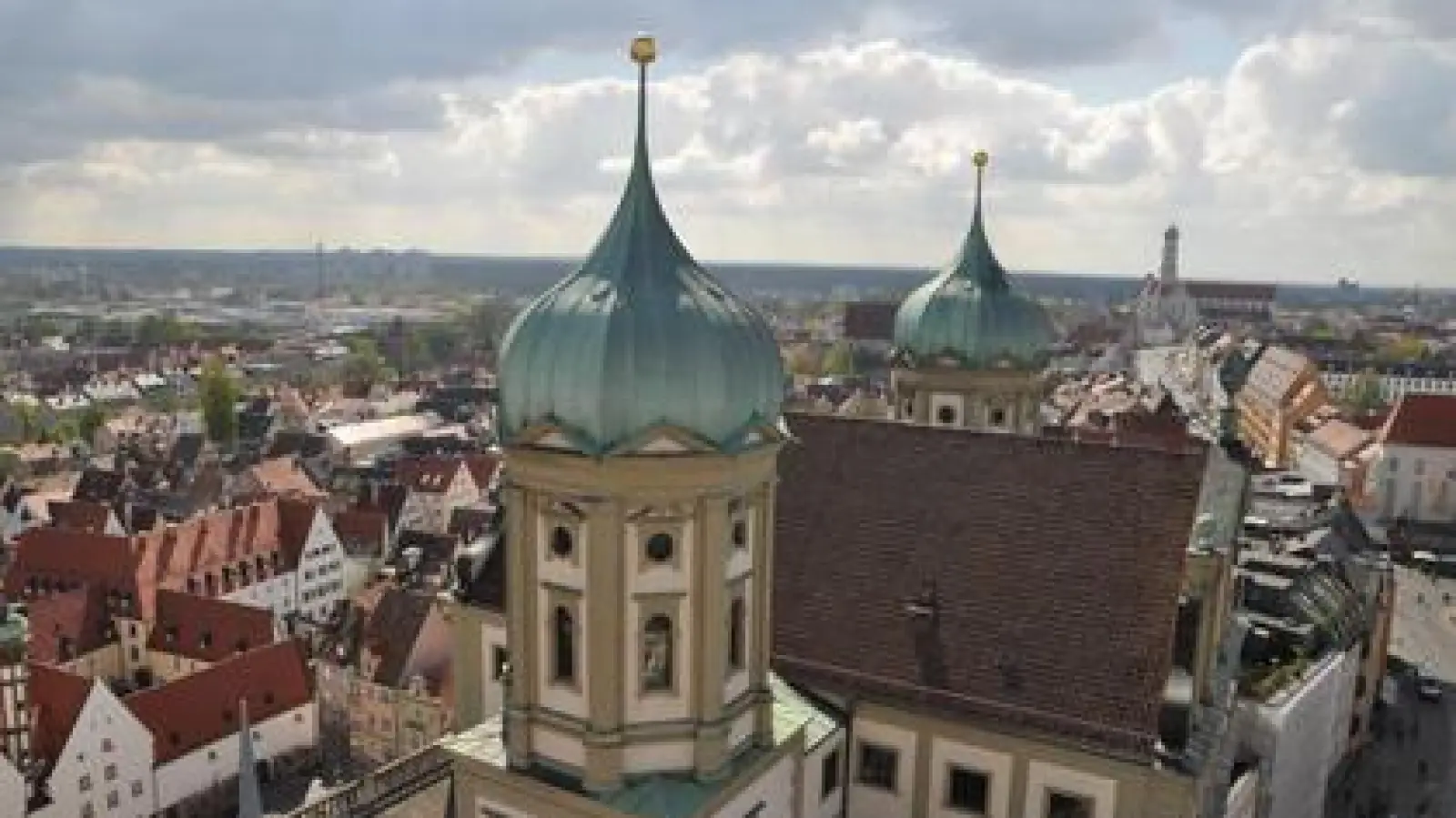 Fantastische Aussichten:   Auch dieser herrliche Blick vom Perlachturm lockt viele Besucher nach Augsburg. 	Foto: David Libossek (Foto: David Libossek)