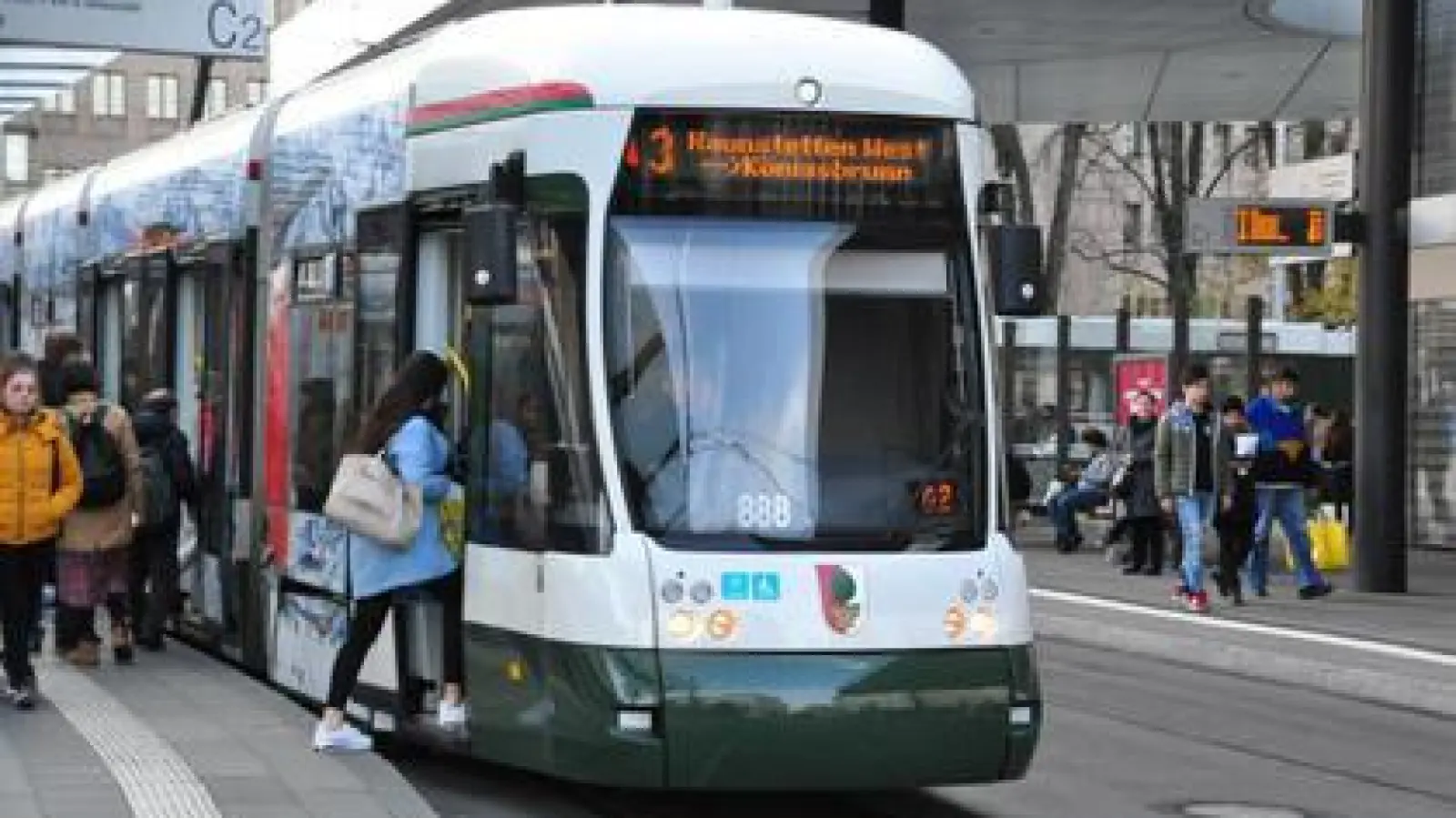 In Augsburg Straßenbahnfahren sei durch die AVV-Tarifreform teurer und komplizierter geworden, finden die Kritiker der Änderung. Die Stadtwerke hingegen schwärmen davon, dass man eine bessere Kundenbindung erreicht habe. 	Foto: Halil Ölmez (Foto: Halil Ölmez)