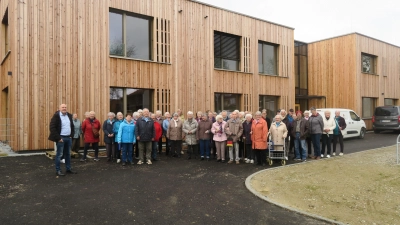 <b>Bürgermeister Markus Hertlein</b> (links) lud die große Schar von Seniorinnen und Senioren zur Besichtigung des Kinderhauses ein. (Foto: Josef Ostermair)