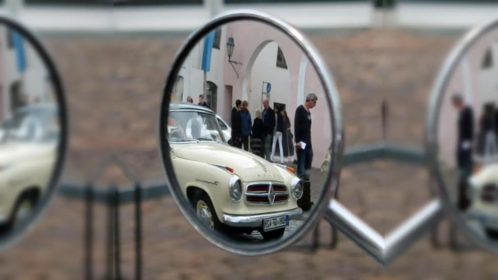 Deutscher Klassiker:   Eine Borgward Isabella, fotografiert im Rückspiegel einer Honda. 	Fotos: beh (Fotos: beh)