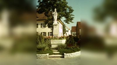 <b>Das Kriegerdenkmal</b> in Kühbach um 1970. (Foto: Helene Monzer)