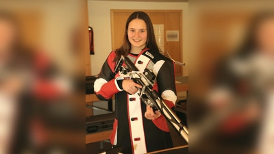 <b>Paula Schapfl</b> gehört dem Kader von Gemütlichkeit Todtenweis an. Trotz ihres jungen Alters bringt sie schon sehr viel Erfahrung mit dem Luftgewehr mit. (Foto: Josef Abt)