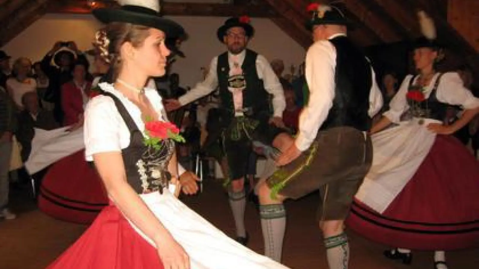 Die Dachauer Schlossbergler   tanzten bei der Vernissage.	Foto: Gisela Huber (Foto: Gisela Huber)