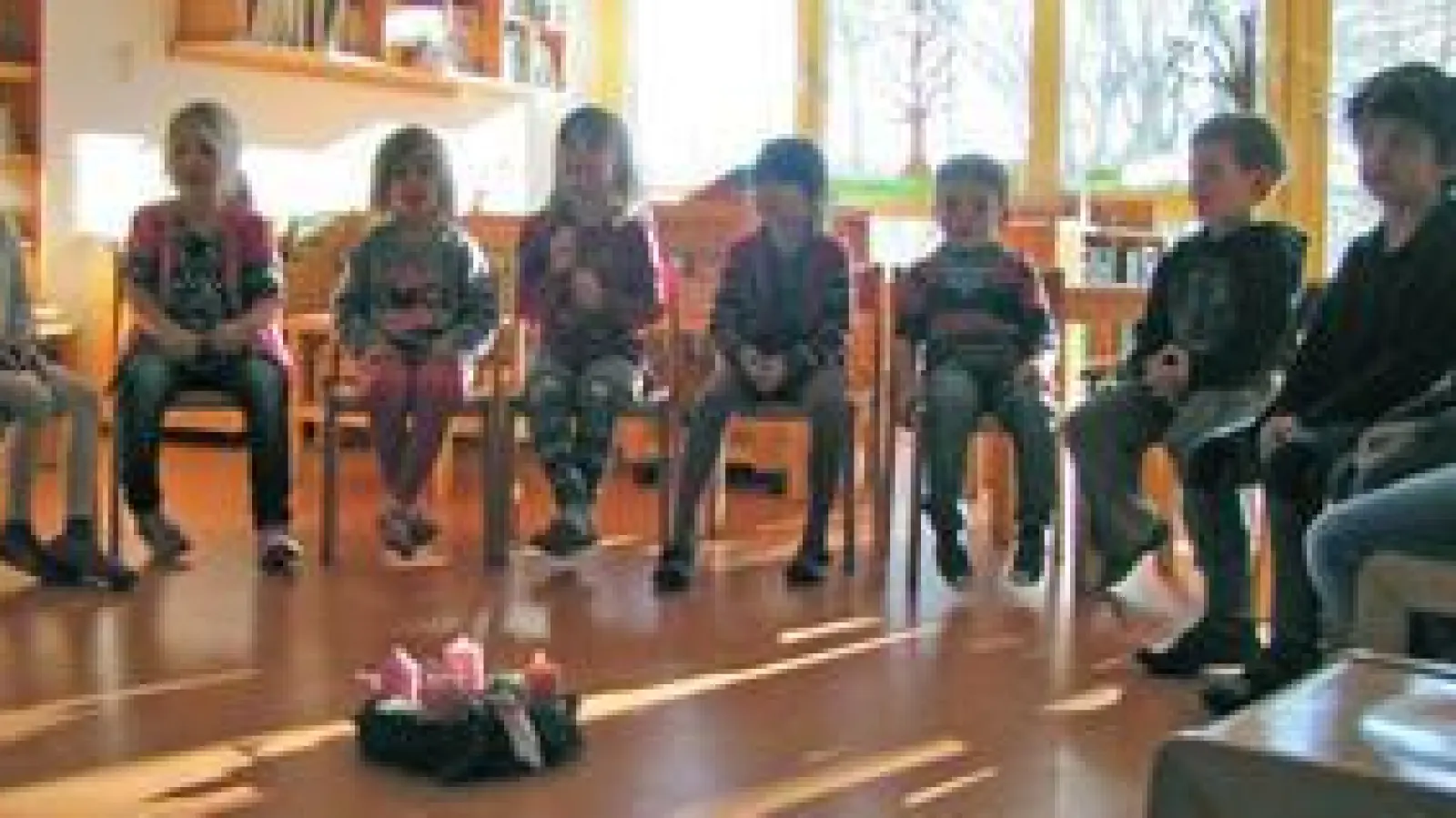 Auf Weihnachten   freuen sich diese Kinder in Hollenbach. Der Kindergarten bleibt unter kirchlicher Trägerschaft, die Verwaltung wird demnächst zentral von Augsburg aus erledigt. 	Foto: Ines Speck (Foto: Ines Speck)