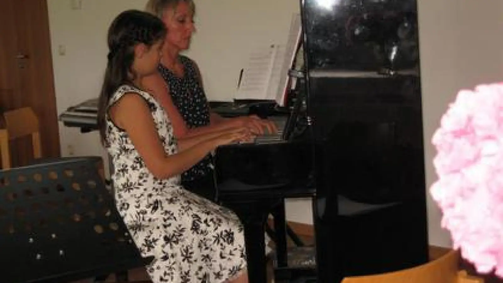 Theresa Sanches   war am Klavier zu hören. Mit ihr auf dem Foto ist Lehrerin Rita Lubgan zu sehen.