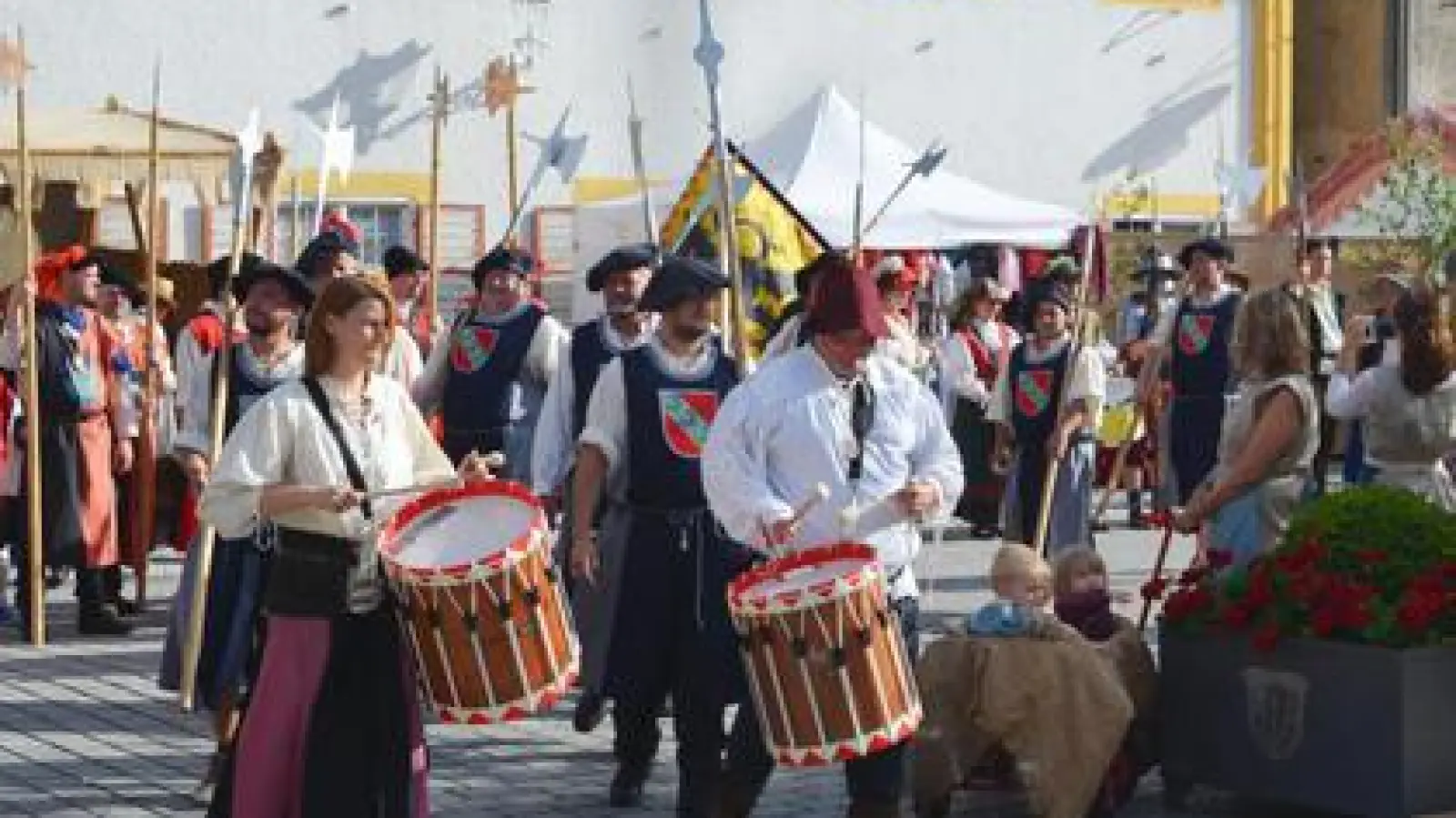 Ganz Pöttmes ist aufs Mittelalter eingestellt:   Mit dem historischen Marktfest wird an die Markterhebung im Jahr 1324 erinnert. 	Fotos: Monika Grunert Glas (Fotos: Monika Grunert Glas)
