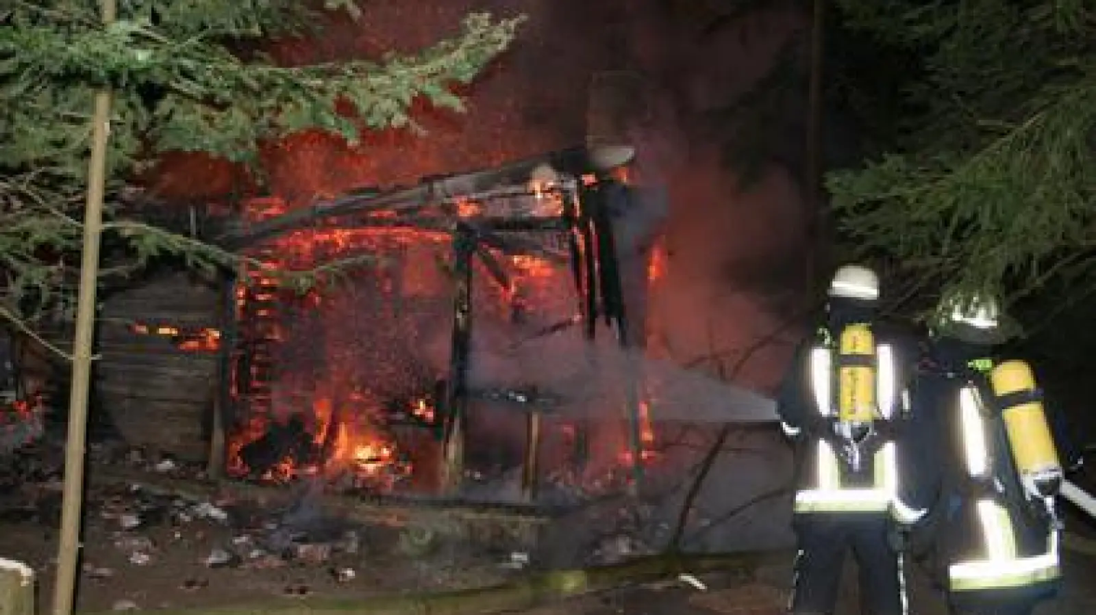 Ein Raub der Flammen   wurde die Bayer-Hütte zwischen Untergriesbach und Untermauerbach. 	Foto: Feuerwehr Aichach (Foto: Feuerwehr Aichach)