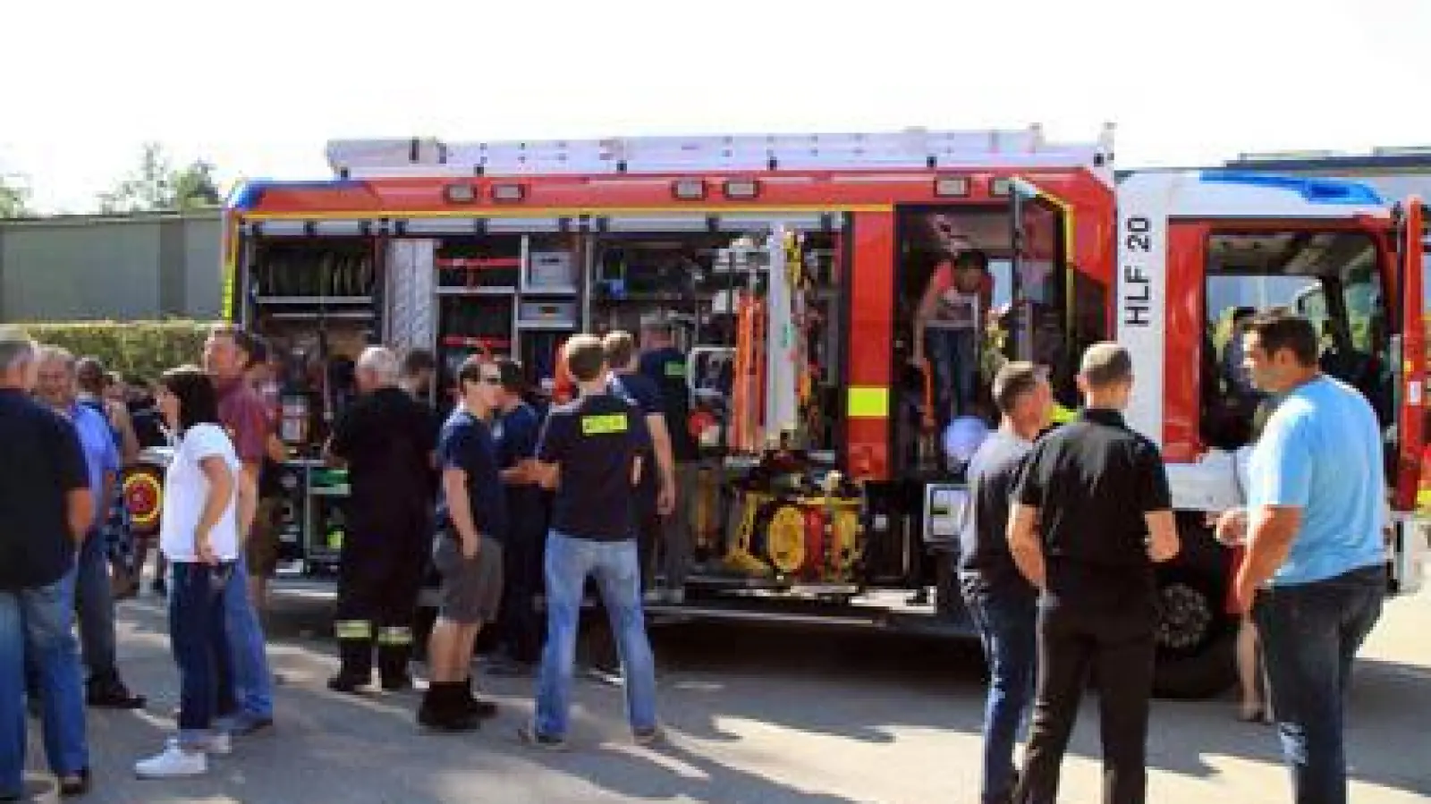 Zahlreiche Interessierte  machten sich ein Bild von der Ausrüstung des neuen HLF 20 der Pöttmeser Feuerwehr.	Foto: Wilhelm Wagner (Foto: Wilhelm Wagner)