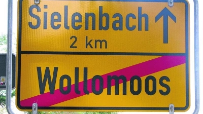 &lt;p&gt;  &lt;x_bildunterschr&gt;  &lt;b&gt;Von Wollomoos nach Sielenbach  &lt;/b&gt;sind es nur zwei Kilometer. Fußgänger und Radfahrer müssen die allerdings auf der Straße zurücklegen. Das soll sich ändern, zwischen beiden Orten soll ein Geh- und Radweg entstehen.  &lt;/x_bildunterschr&gt;  &lt;/p&gt;