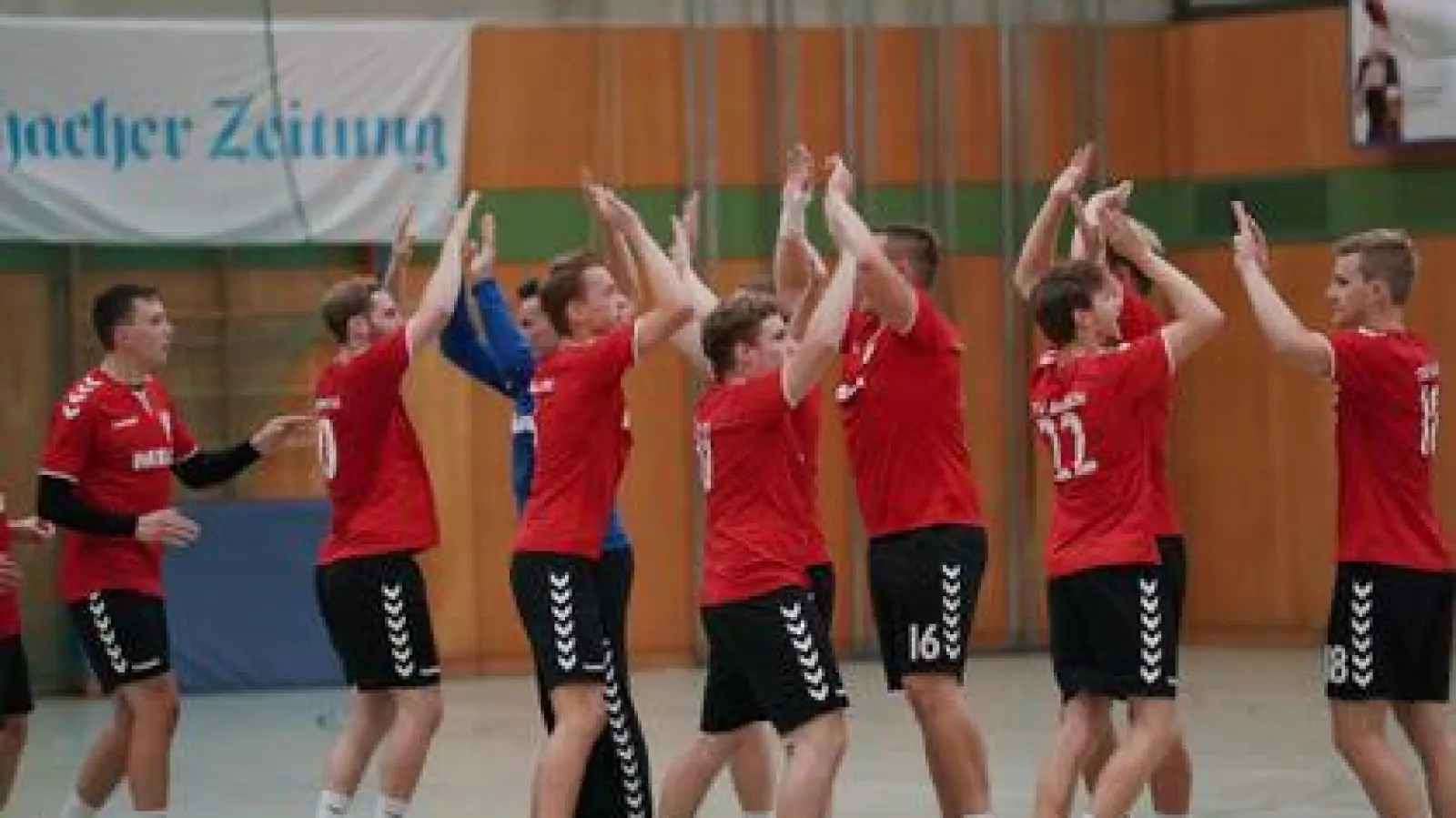 Hoch die Hände:   Die Aichacher Handballer haben in Bobingen 24:17 gewonnen. 	Foto: Archiv/Siegfried Kerpf (Foto: Archiv/Siegfried Kerpf)